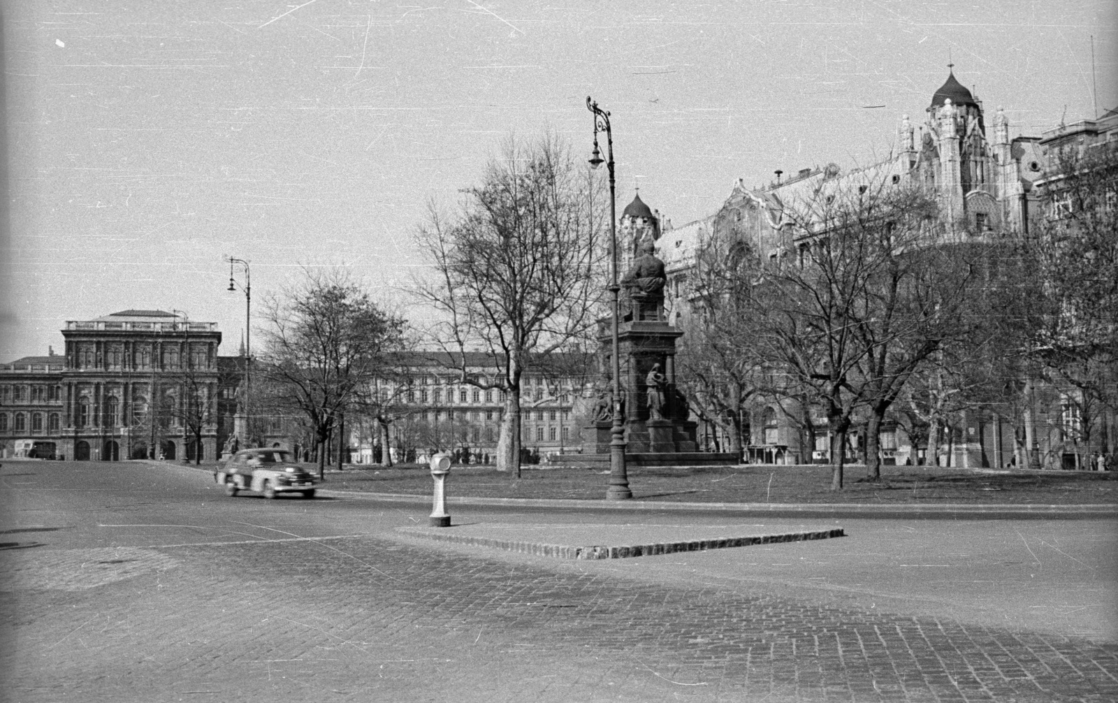 Hungary, Budapest V., Széchenyi István (Roosevelt) tér., 1957, Nagy Gyula, sculpture, street view, lamp post, csibi lamp, cobblestones, M20 Pobeda, safety island, Budapest, Fortepan #50491
