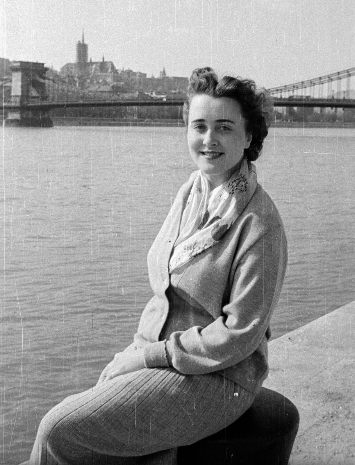 Hungary, Budapest V., pesti alsó rakpart, háttérben a Széchenyi Lánchíd és a felállványozott Mátyás-templom., 1957, Nagy Gyula, fashion, smile, scarf, Budapest, suspension bridge, William Tierney Clark-design, Fortepan #50493