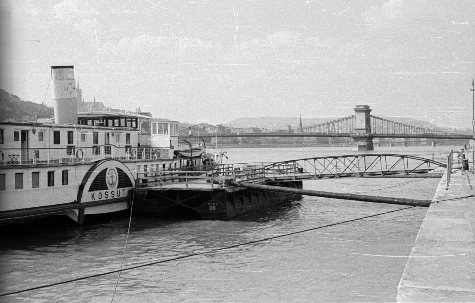 Hungary, Budapest V., pesti alsó rakpart, Vigadó téri hajóállomás, Kossuth oldalkerekes gőzhajó. Háttérben a Széchenyi Lánchíd., 1957, Nagy Gyula, ship, bridge, steamboat, Kossuth/Leányfalu/Rigó/Ferenc Ferdinánd Főherceg ship, Budapest, suspension bridge, William Tierney Clark-design, Fortepan #50497