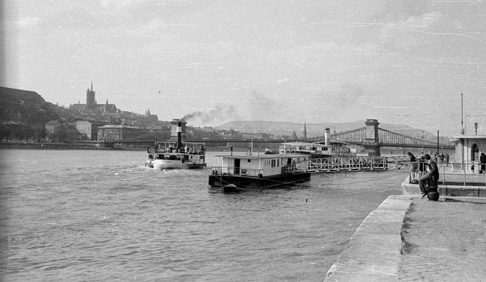 Hungary, Budapest V., pesti alsó rakpart a Vigadó térnél, háttérben a Széchenyi Lánchíd., 1957, Nagy Gyula, ship, port, steamboat, Kőrös/Verecke ship, Kossuth/Leányfalu/Rigó/Ferenc Ferdinánd Főherceg ship, Budapest, suspension bridge, William Tierney Clark-design, Fortepan #50500