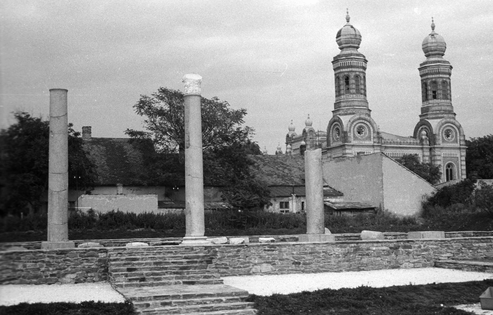 Magyarország, Szombathely, Iseum, háttérben a Zsinagóga., 1963, Nagy Gyula, templom, zsinagóga, lépcső, múzeum, antik kultúra, oszlop, zsidóság, mór stílus, Ludwig Schöne-terv, Fortepan #50503