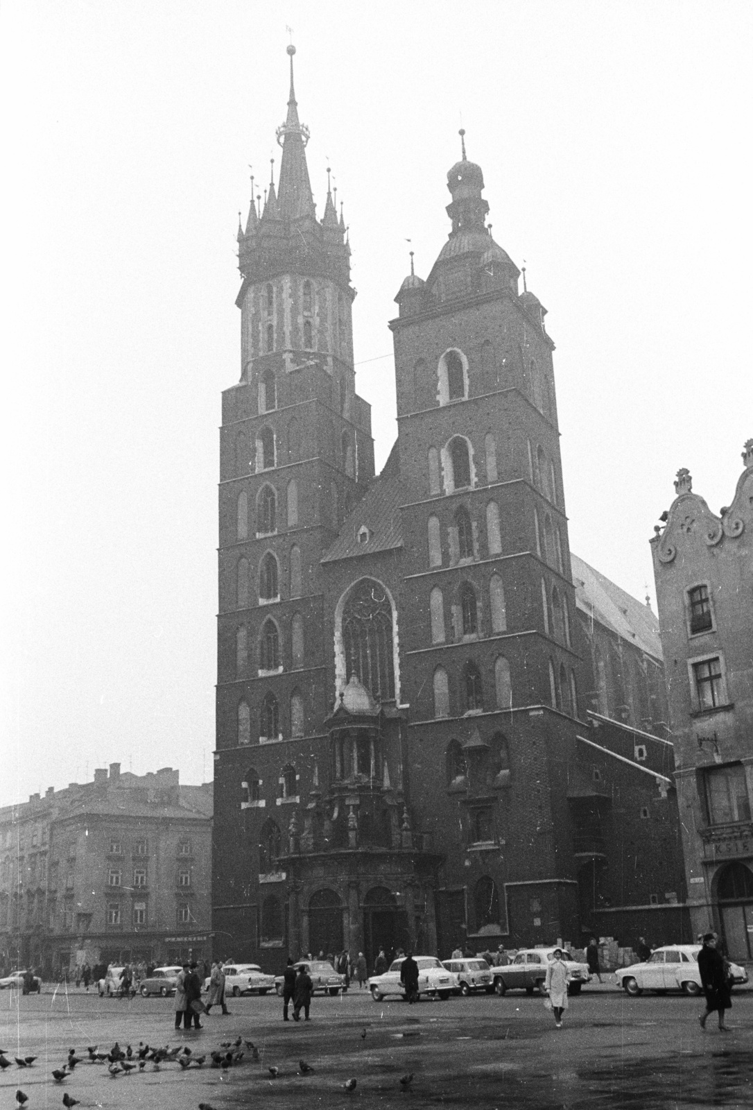 Poland, Kraków, Rynek Glówny a város főtere, Mária-templom., 1962, Nagy Gyula, basilica, Catholic Church, tower, gothic, dove, Brick Gothic, Fortepan #50507
