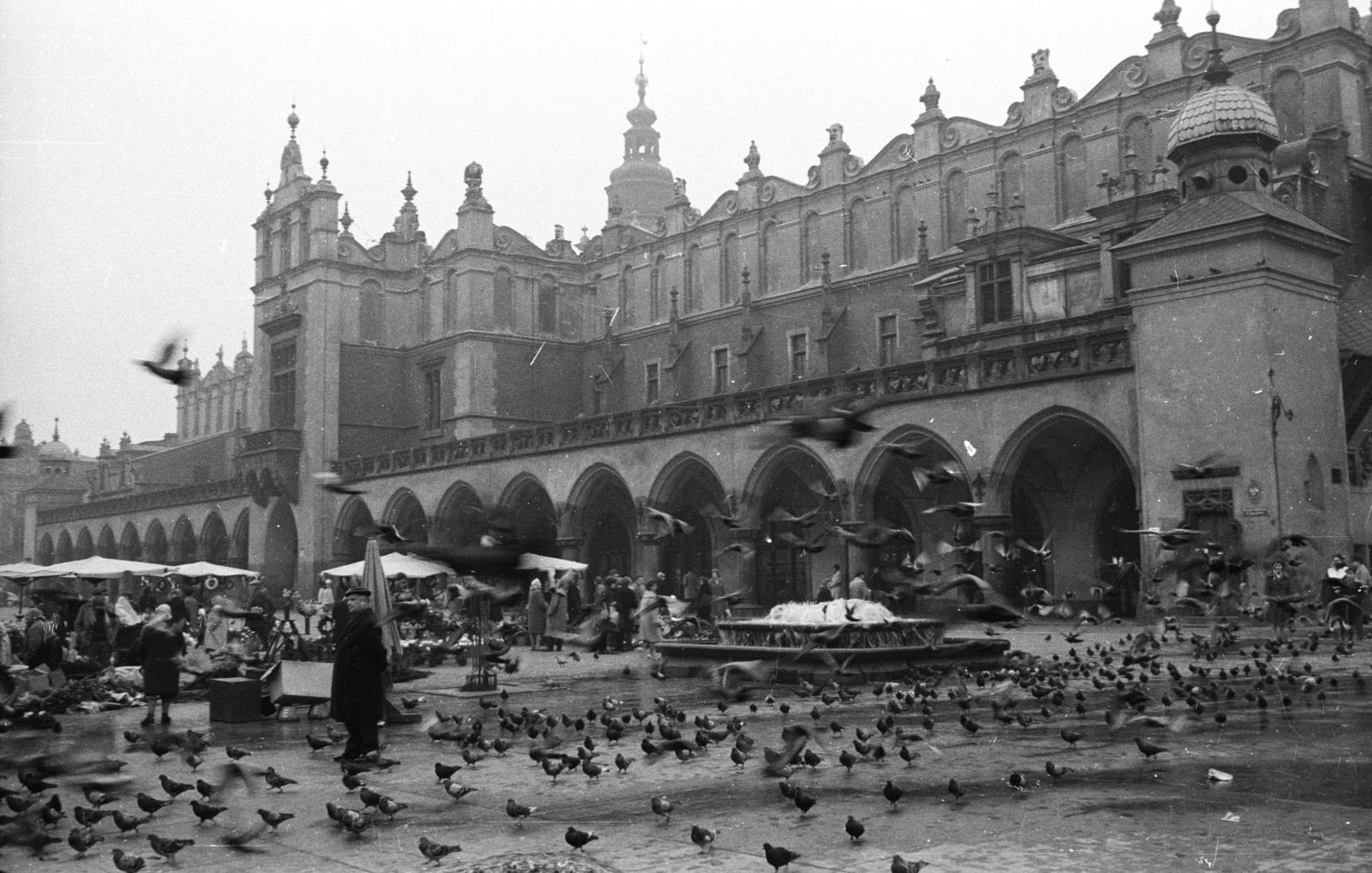 Poland, Kraków, Rynek Glówny a város főtere, Posztócsarnok (Sukiennice)., 1962, Nagy Gyula, dove, Neo-Gothic-style, renaissance, market hall, World Heritage, pointed arch, Fortepan #50510
