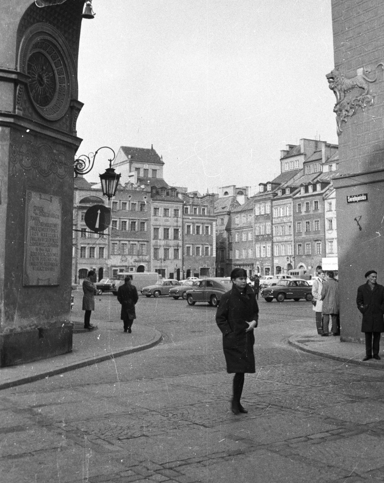 Poland, Warsaw, Óvárosi piactér (Rynek Starego Miasta) az ulica Zapiecek és az ulica Swietojanska találkozásától nézve., 1965, Nagy Gyula, Fortepan #50518