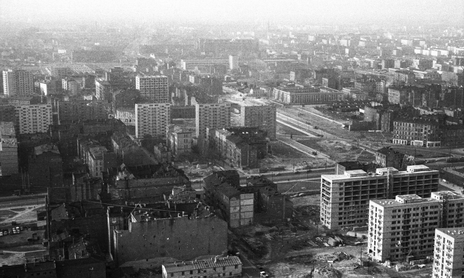 Poland, Warsaw, látkép a Kultúra és Tudomány Palotájából nyugat felé nézve, alul középen az ulica Sienna., 1965, Nagy Gyula, picture, Fortepan #50522