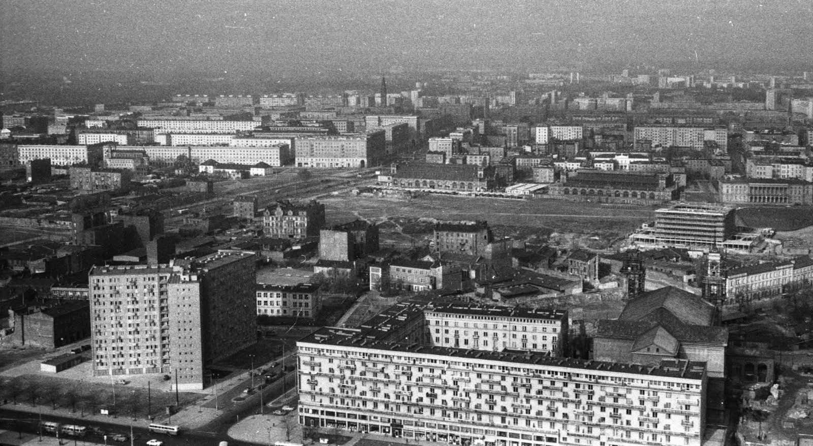 Poland, Warsaw, látkép a Kultúra és Tudomány Palotájából északnyugat felé, az előtérben balra az ulica Emilii Plater - ulica Swietokrzyska kereszteződés., 1965, Nagy Gyula, picture, Fortepan #50525
