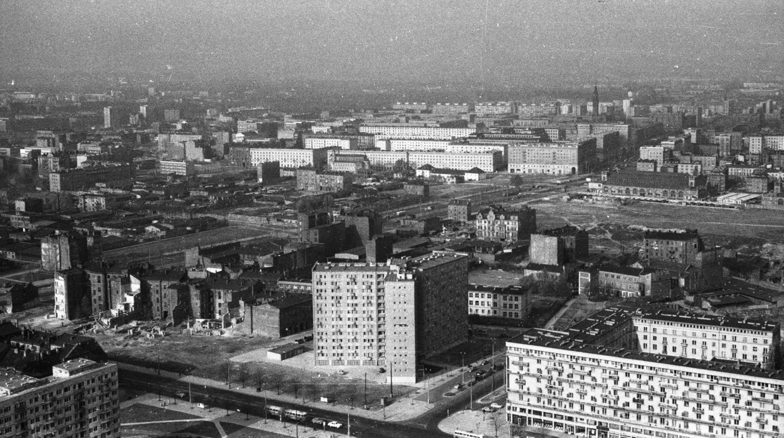 Poland, Warsaw, látkép a Kultúra és Tudomány Palotájából északnyugat felé, az előtérben az ulica Emilii Plater - ulica Swietokrzyska kereszteződés., 1965, Nagy Gyula, picture, Fortepan #50526