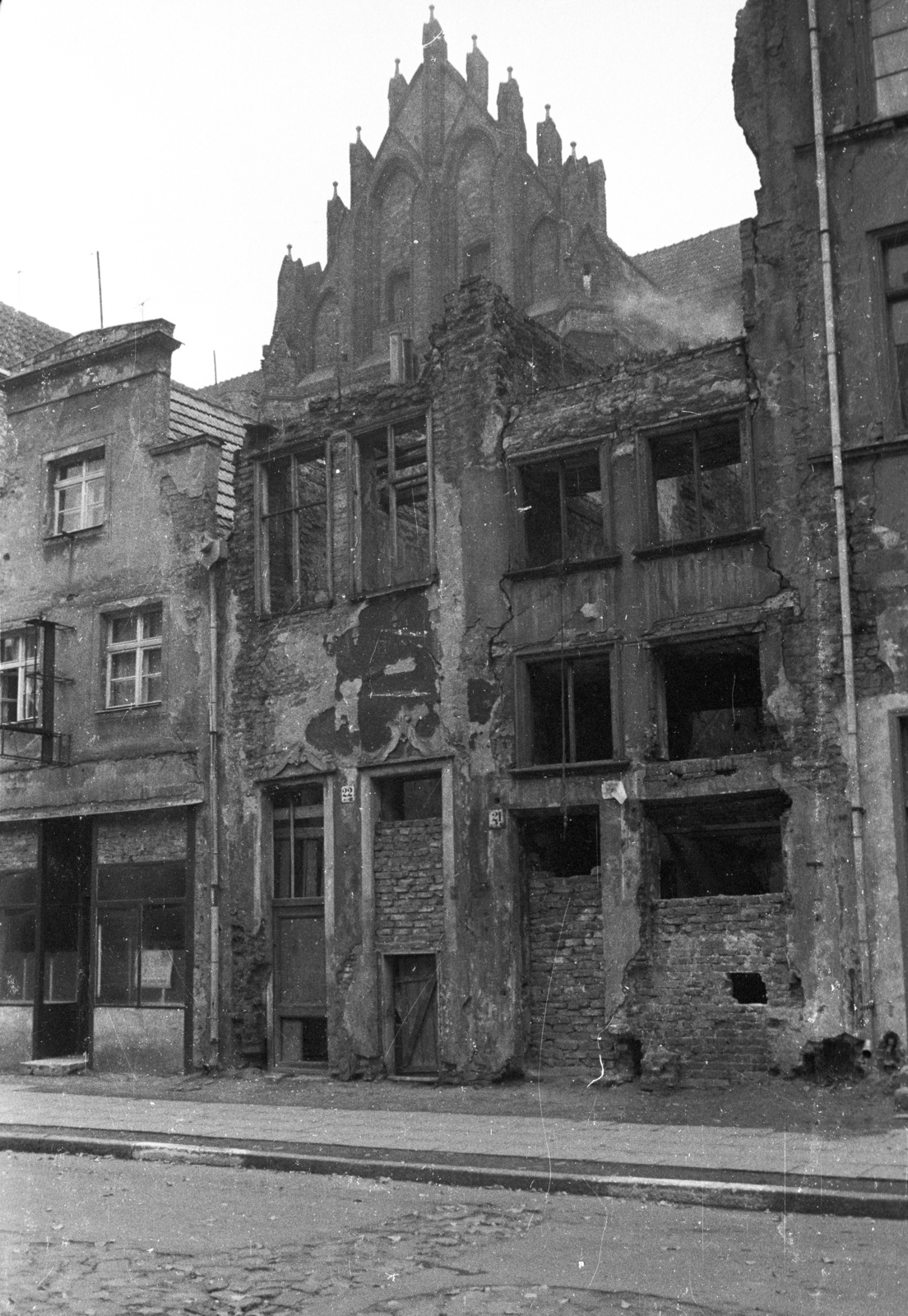 Poland, Gdańsk, ulica Straganiarska, háttérben a Szent János-templom részlete látszik., 1962, Nagy Gyula, church, ruins, gothic, Fortepan #50537
