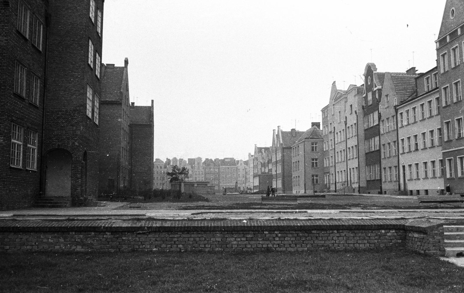 Poland, Gdańsk, balra az ulica Swietego Ducha, jobbra az ulica Szeroka épületeinek hátsó frontja az ulica Bosmanska felől., 1962, Nagy Gyula, street view, Fortepan #50540