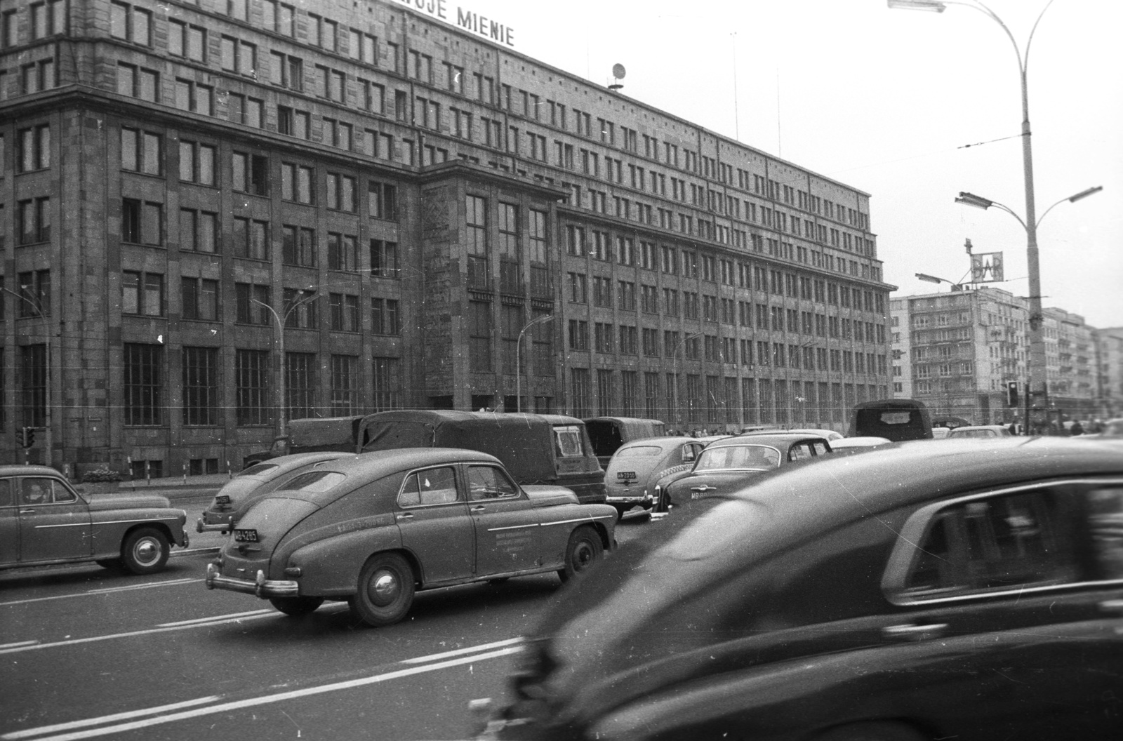 Poland, Warsaw, Aleje Jerozolimskie 7., a Lengyel Nemzeti Fejlesztési Bank épülete., 1965, Nagy Gyula, Zuk-brand, Polish brand, FSO-brand, Fortepan #50543
