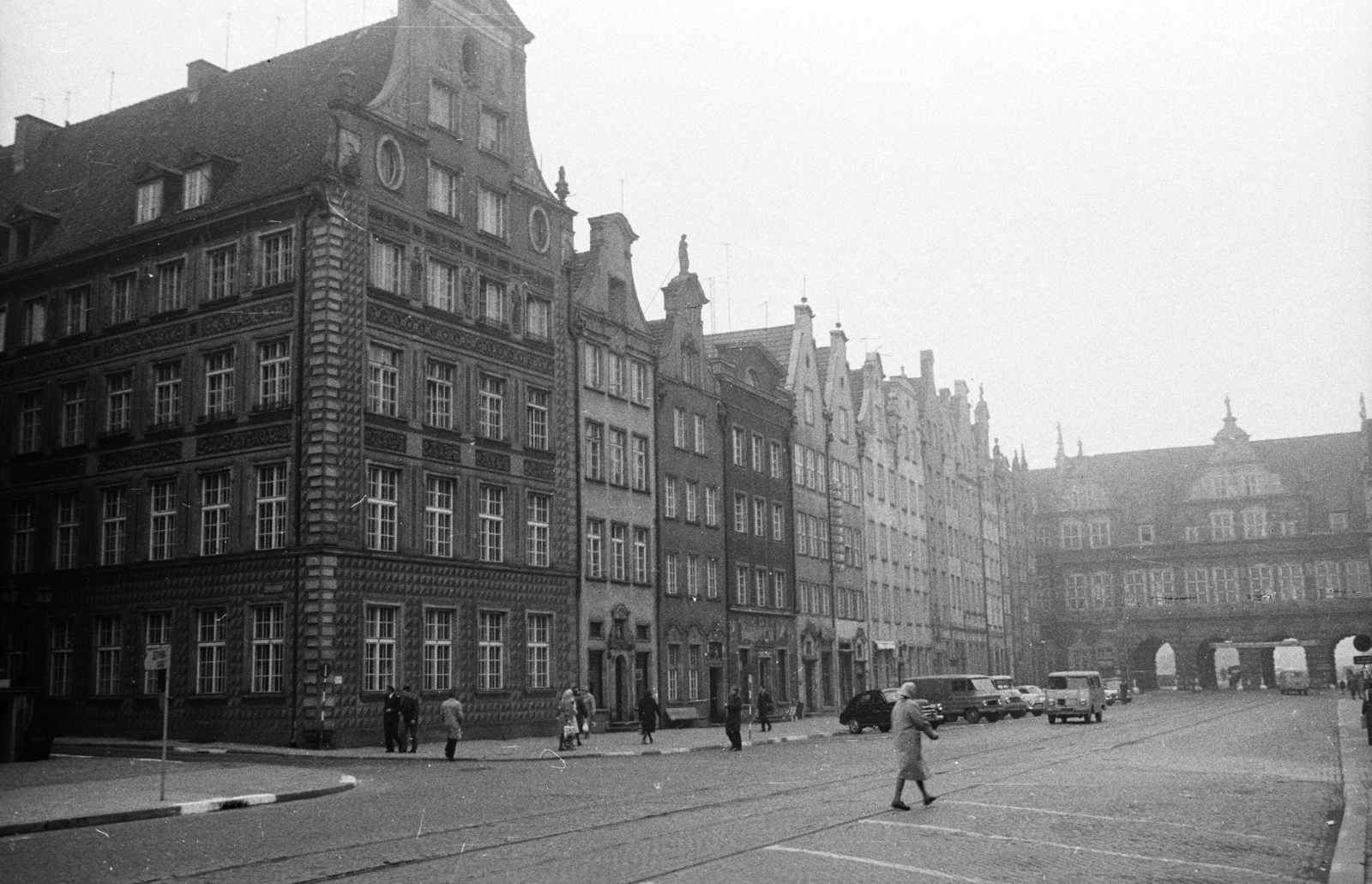 Poland, Gdańsk, Hosszú Piac (Dlugi Targ) a Zöld Kapu (Brama Zielona) felé nézve., 1962, Nagy Gyula, gate, Nysa-brand, Zuk-brand, minivan, Polish brand, Regnier van Amsterdam-design, Hans Kramer-design, Mannerist, Fortepan #50551
