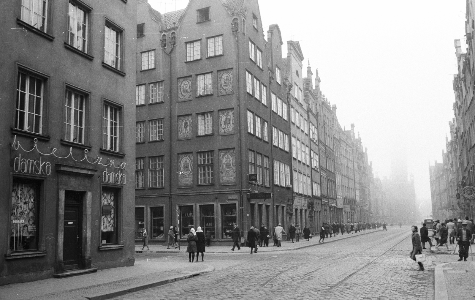 Poland, Gdańsk, ulica Dluga, balra az ulica Tkacka torkolata., 1962, Nagy Gyula, street view, Fortepan #50556