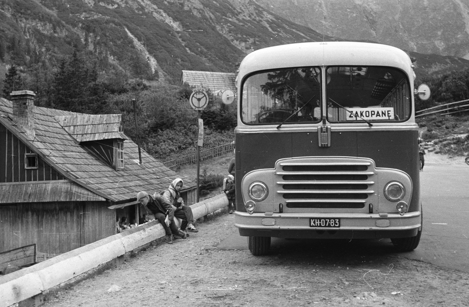 Lengyelország,Lengyel Magas-Tátra, Tátra Nemzeti Park, buszforduló a Morskie Oko (Halastó) - nál., 1964, Nagy Gyula, autóbusz, Fiat-márka, olasz gyártmány, buszmegálló, rendszám, viszonylattábla, Tátra hegység, PKS-szervezet, Fortepan #50557