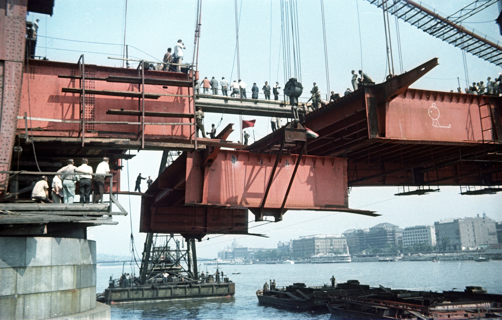 Hungary, Budapest I., az Erzsébet híd építése, úszódaruk emelik be az utolsó pályaegységet a budai hídfőnél., 1964, Nagy Gyula, colorful, crane, barge, bridge building, work, Danube, Budapest, suspension bridge, Pál Sávoly-design, Fortepan #50561