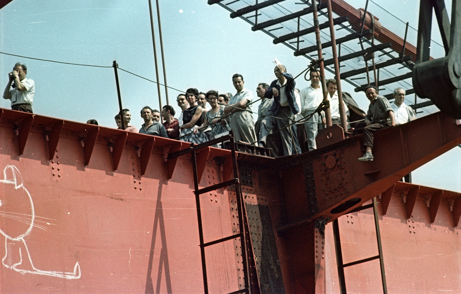 Hungary, Budapest I., az Erzsébet híd építése, nézőközönség az utolsó pályaegység beemelésekor., 1964, Nagy Gyula, colorful, bridge building, Budapest, suspension bridge, Pál Sávoly-design, Fortepan #50562