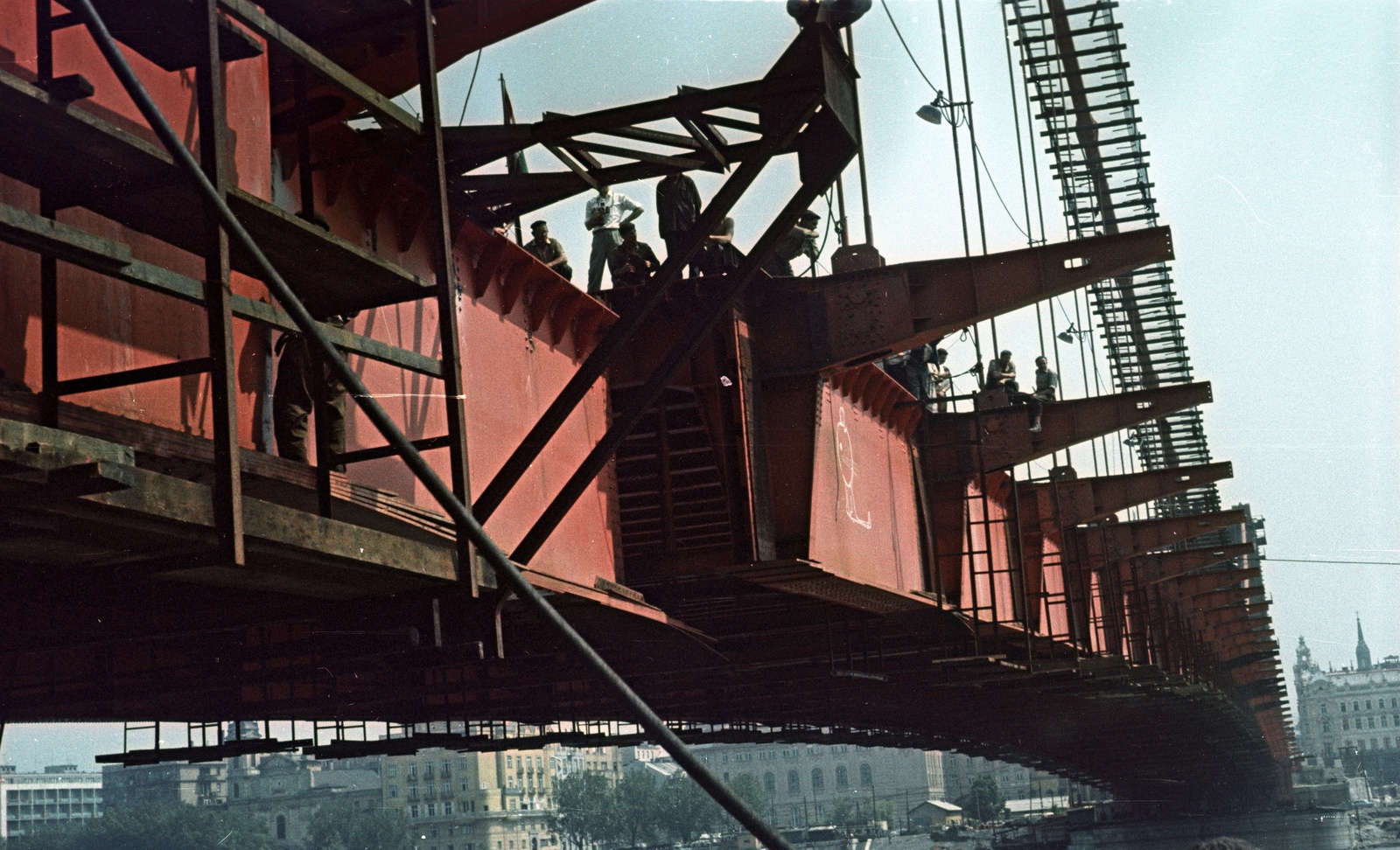 Hungary, Budapest I., az Erzsébet híd építése, az utolsó pályaegység beemelése a budai hídfőnél., 1964, Nagy Gyula, colorful, bridge building, work, Budapest, suspension bridge, Pál Sávoly-design, Fortepan #50564