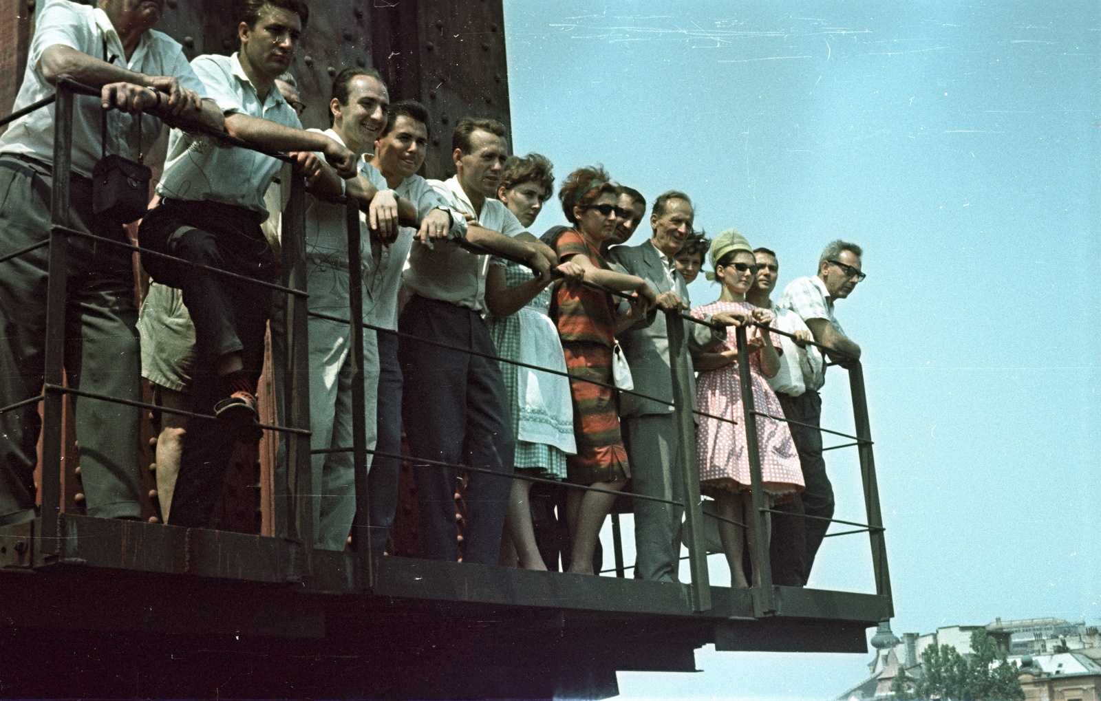 Hungary, Budapest I., az Erzsébet híd építése, a meghívott vendégek a budai kapuzatról figyelik az utolsó pályaegység beemelését., 1964, Nagy Gyula, colorful, Budapest, Fortepan #50566