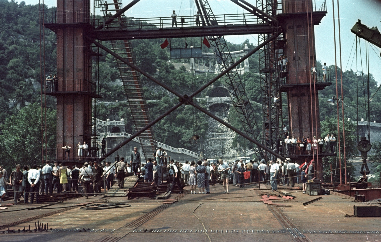 Hungary, Budapest I., az Erzsébet híd utolsó pályaegységének beemelését ünneplők a budai kapuzatnál., 1964, Nagy Gyula, colorful, festive, bridge building, Budapest, suspension bridge, Pál Sávoly-design, Fortepan #50567