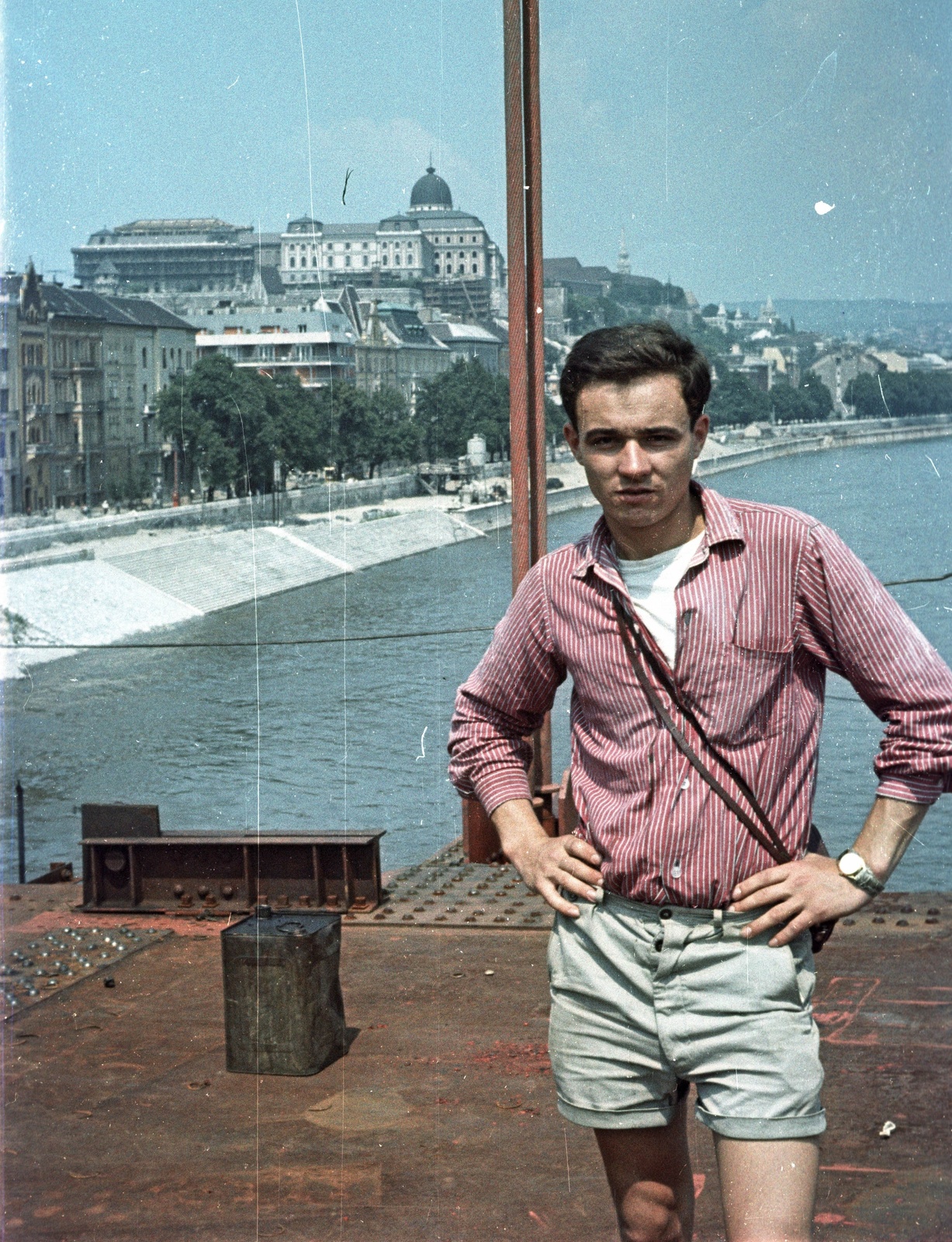 Hungary, Budapest I., az Erzsébet híd építése a budai hídfőnél, háttérben a budai Vár., 1964, Nagy Gyula, portrait, colorful, wrist watch, man, shorts, Budapest, akimbo, Fortepan #50568