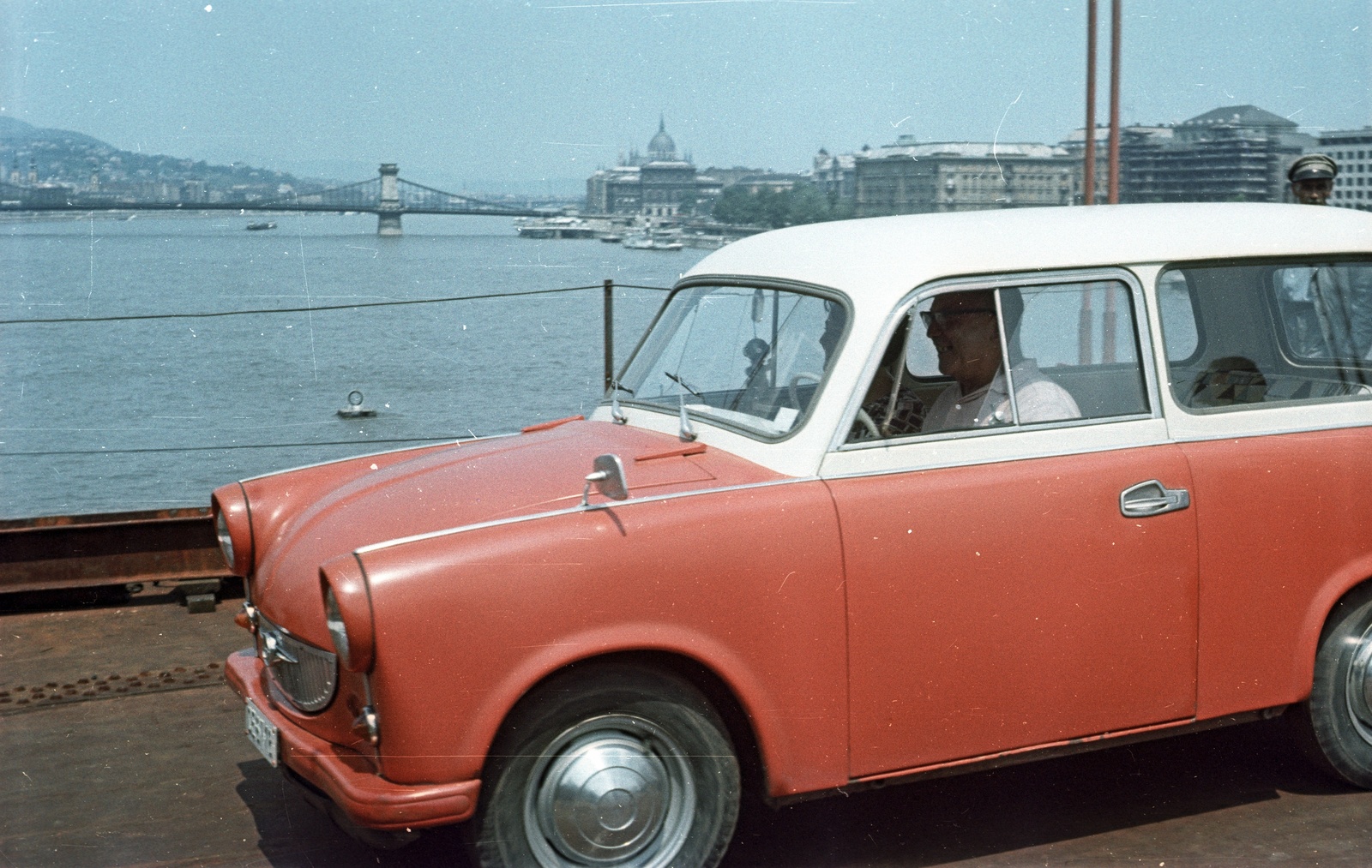 Hungary, Budapest, az Erzsébet híd építése, Trabant 500 kombi halad át a Pestről Budára a szerkezetkész állapot ünneplésekor, háttérben a Dunakorzó épületei., 1964, Nagy Gyula, colorful, Gerrman brand, Trabant-brand, festive, Duna-bridge, Fortepan #50571