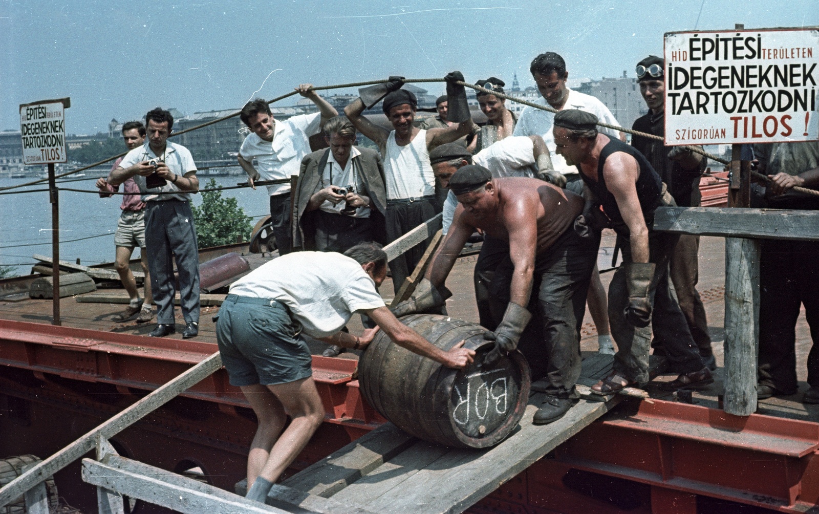 Hungary, Budapest, az Erzsébet híd építése, a szerkezetkész állapot ünneplése. A felvétel 1964. július 15-én készült., 1964, Nagy Gyula, colorful, genre painting, festive, barrel, Duna-bridge, Fortepan #50572