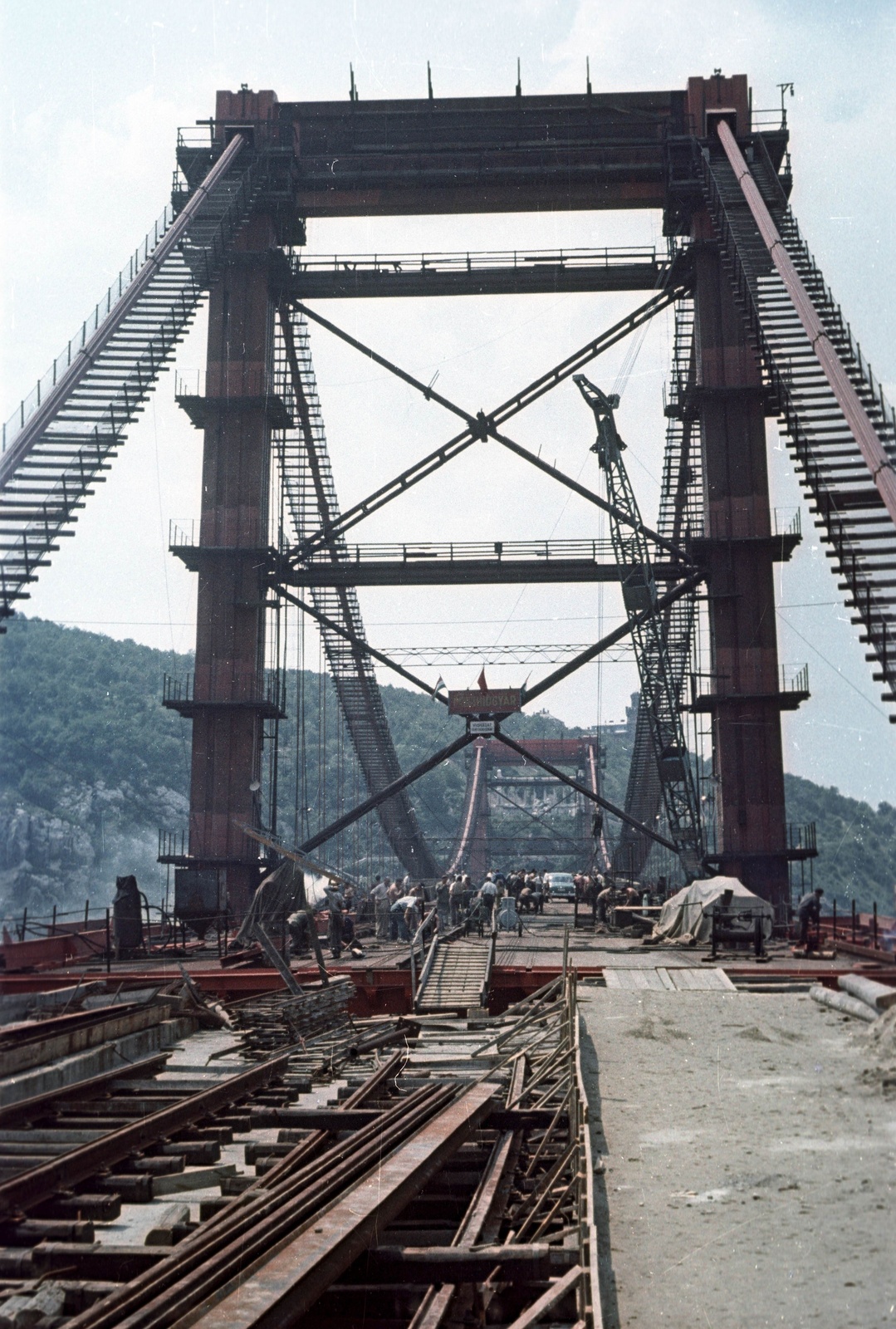 Hungary, Budapest V., az Erzsébet híd építése a pesti hídfőtől a budai hídfő felé nézve., 1964, Nagy Gyula, colorful, bridge building, work, Budapest, Duna-bridge, Fortepan #50574