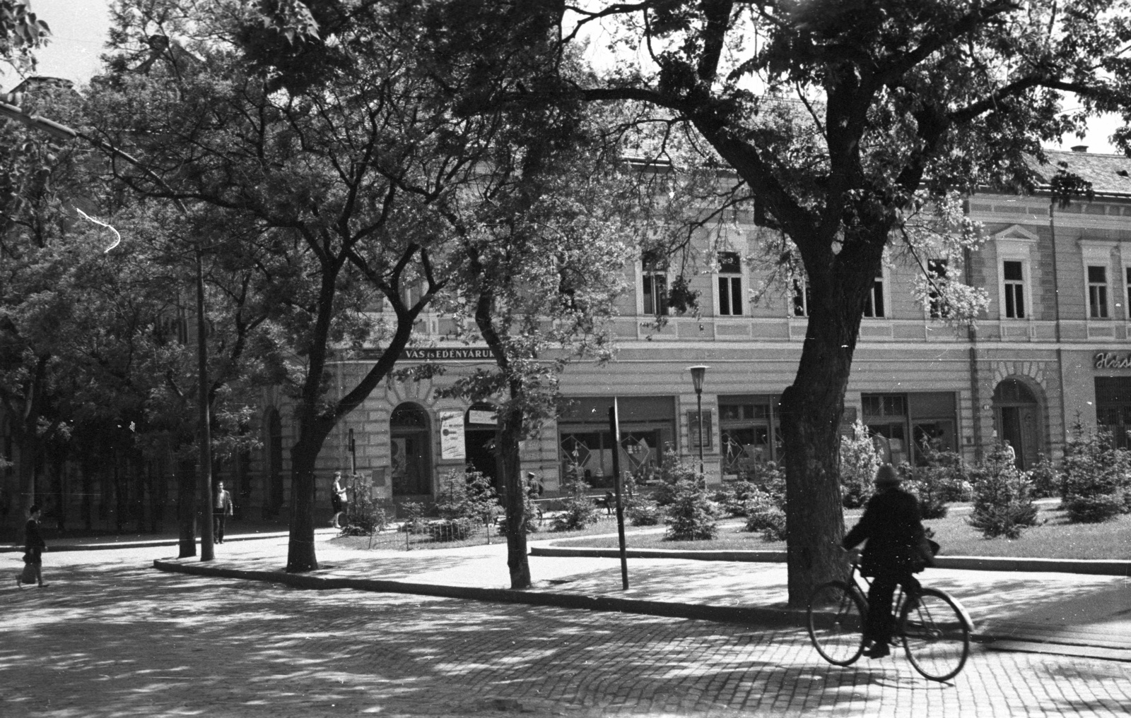 Hungary, Kecskemét, Szabadság tér 6. Református bérház., 1963, Nagy Gyula, bicycle, ceramics, hardware store, Fortepan #50576