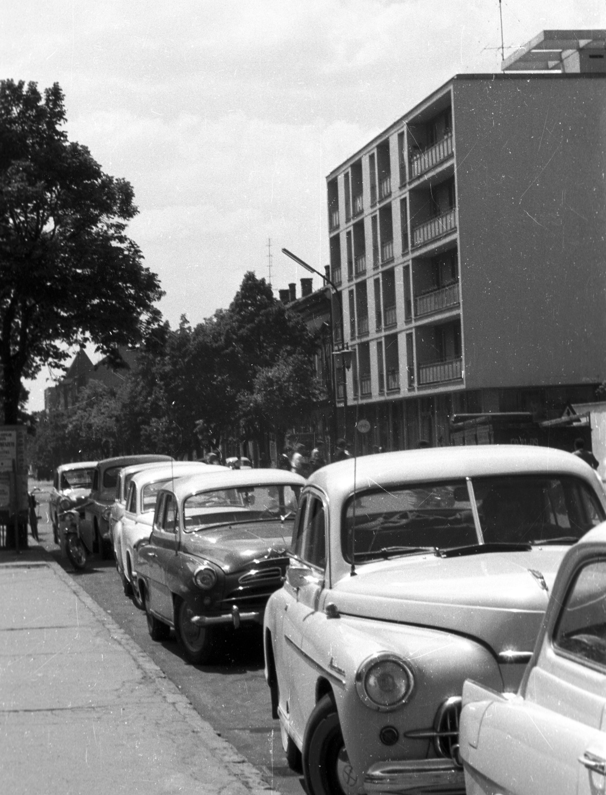 Magyarország, Győr, Szent István (Tanácsköztársaság) út, jobbra az Aradi vértanúk útja sarkán álló úgynevezett ÉDÁSZ ház., 1963, Nagy Gyula, Skoda Octavia, FSO Warszawa, Fortepan #50583