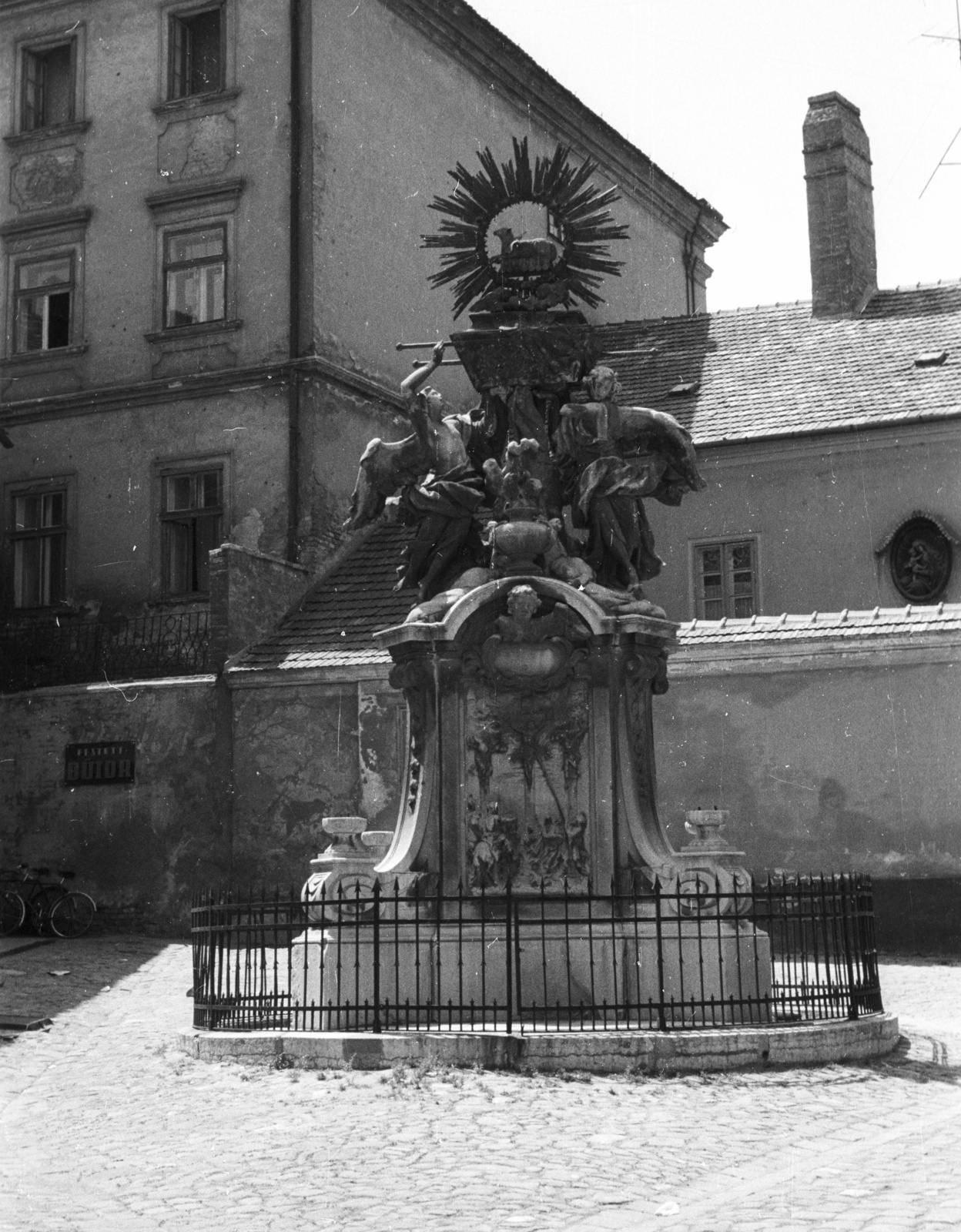 Hungary, Győr, Gutenberg tér, Frigyláda-szobor., 1963, Nagy Gyula, monument, Ark of the Covenant-portrayal, Fortepan #50590