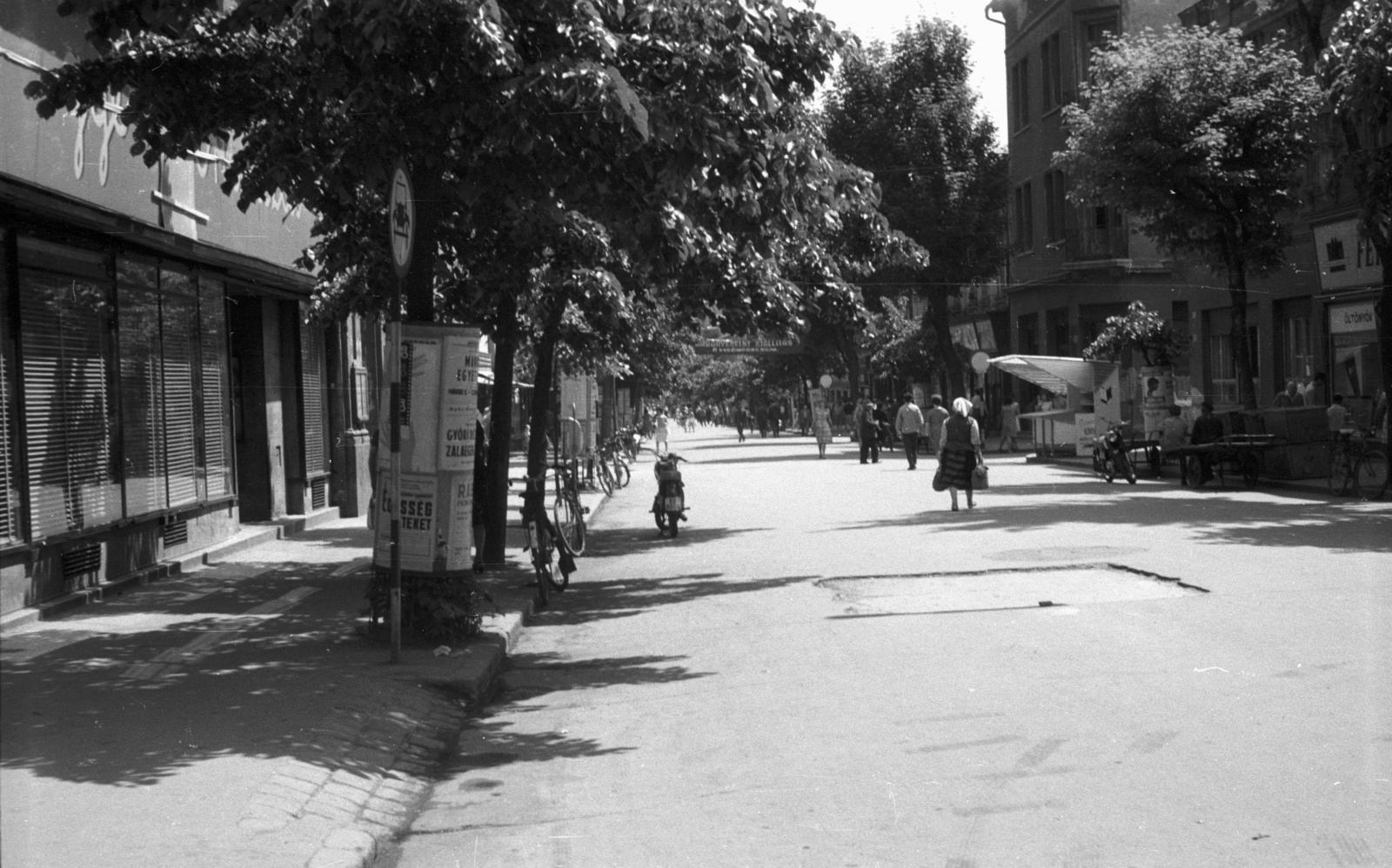 Hungary, Győr, Baross Gábor (Lenin) út., 1963, Nagy Gyula, bicycle, motorcycle, street view, genre painting, ad pillar, Fortepan #50597