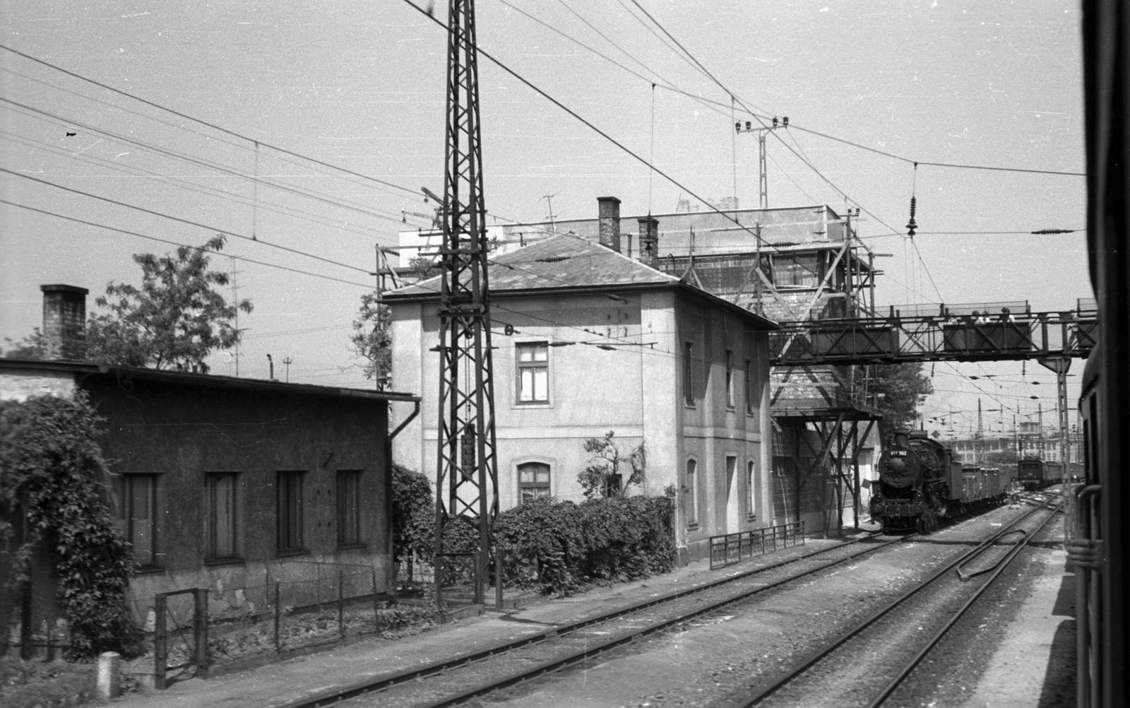 Hungary, Győr, vasútállomás, épül a vasúti forgalomirányító központ., 1963, Nagy Gyula, steam locomotive, Hungarian Railways, railway, american brand, construction, train station, MÁV Class 411, overpass, Fortepan #50601