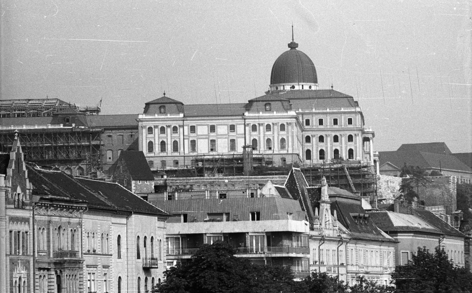 Hungary, Budapest I., a Várkert (Groza Péter) rakpart házai és a Budavári Palota (korábban Királyi Palota) az Erzsébet híd budai hídfőjétől nézve., 1964, Nagy Gyula, scaffolding, dome, Budapest, Fortepan #50602