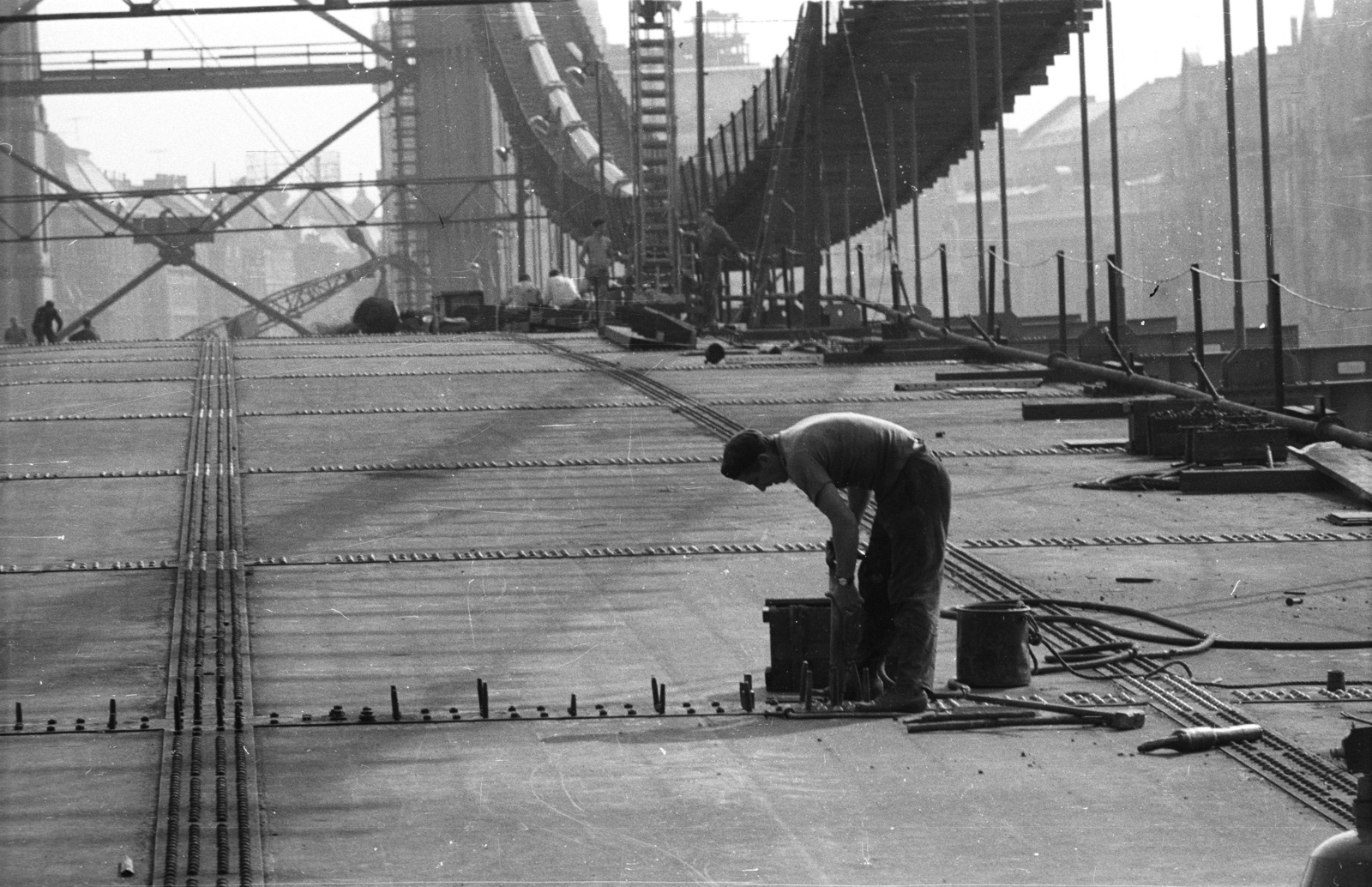 Hungary, Budapest I., az épülő Erzsébet híd budai kapuzatánál az utolsónak beemelt pályaegységet rögzítik., 1964, Nagy Gyula, bridge building, work, Budapest, suspension bridge, Duna-bridge, Pál Sávoly-design, Fortepan #50604