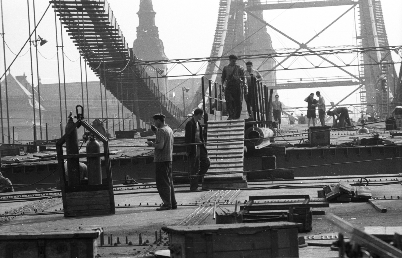 Hungary, Budapest I., az épülő Erzsébet híd budai kapuzatánál az utolsó pályaegység beemelése előtt., 1964, Nagy Gyula, bridge building, work, Danube, Budapest, suspension bridge, Duna-bridge, Pál Sávoly-design, Fortepan #50605