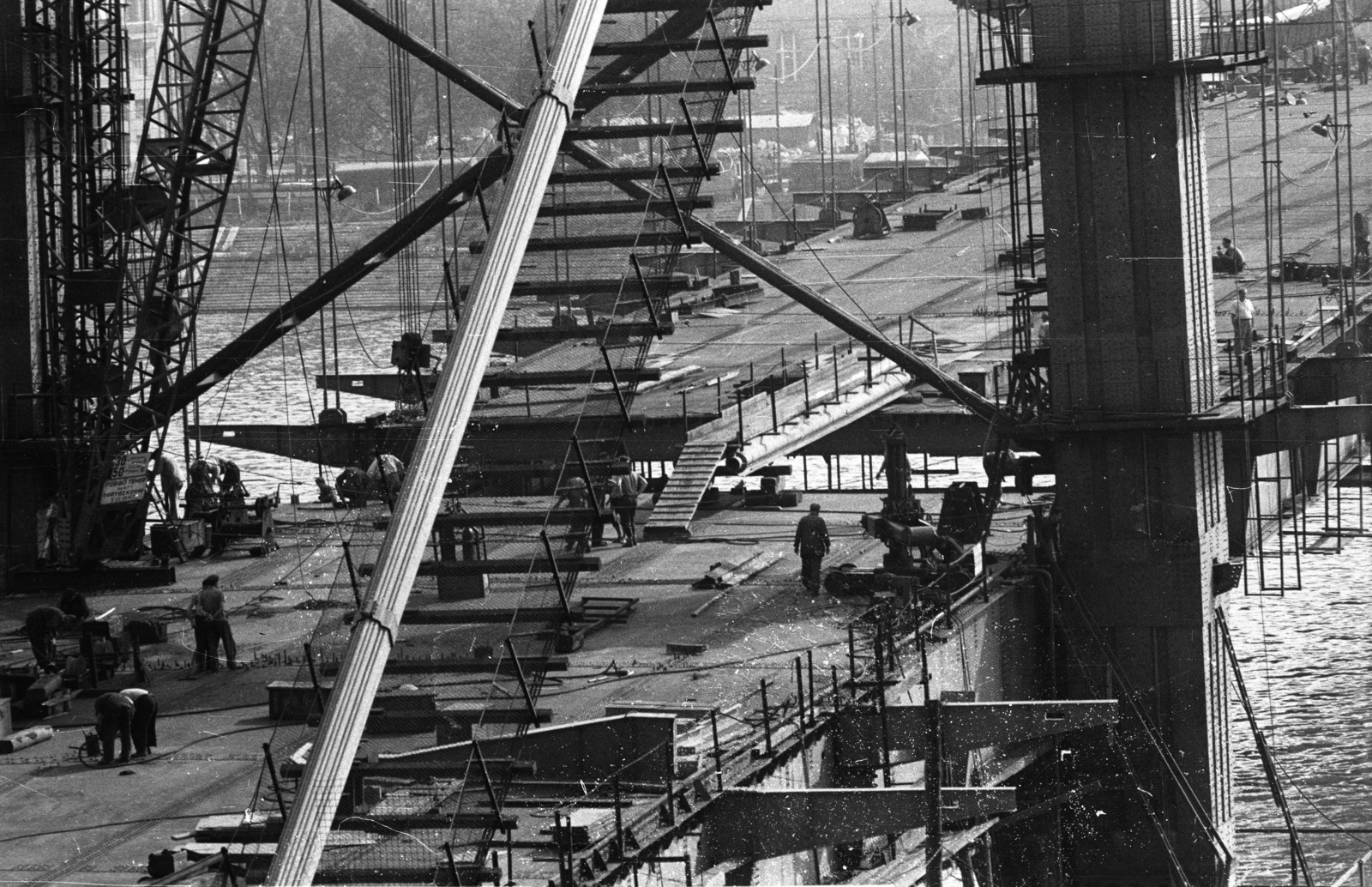 Hungary, Budapest I., az épülő Erzsébet híd a budai kapuzatánál az utolsó pályaegység beemelése előtt., 1964, Nagy Gyula, bridge building, work, Danube, Budapest, suspension bridge, Duna-bridge, Pál Sávoly-design, Fortepan #50606