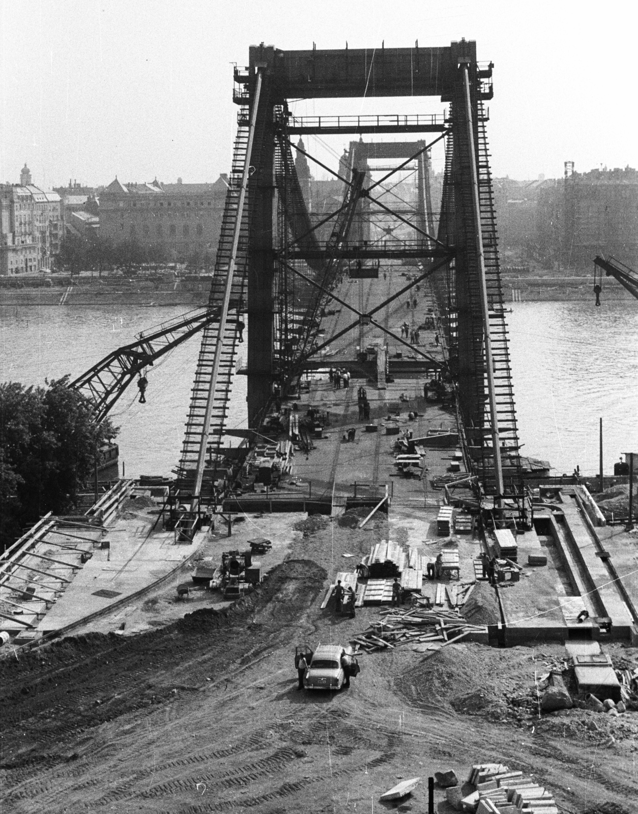 Magyarország, Budapest I., az épülő Erzsébet híd a Gellérthegyről nézve., 1964, Nagy Gyula, hídépítés, munka, Duna, Budapest, függőhíd, Duna-híd, Sávoly Pál-terv, Fortepan #50609