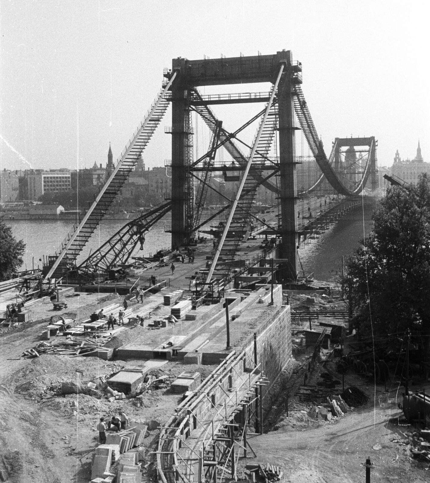 Magyarország, Budapest I., az épülő Erzsébet híd a Gellérthegyről nézve., 1964, Nagy Gyula, daru, hídépítés, munka, Duna, úszódaru, Budapest, függőhíd, Duna-híd, Sávoly Pál-terv, Fortepan #50611