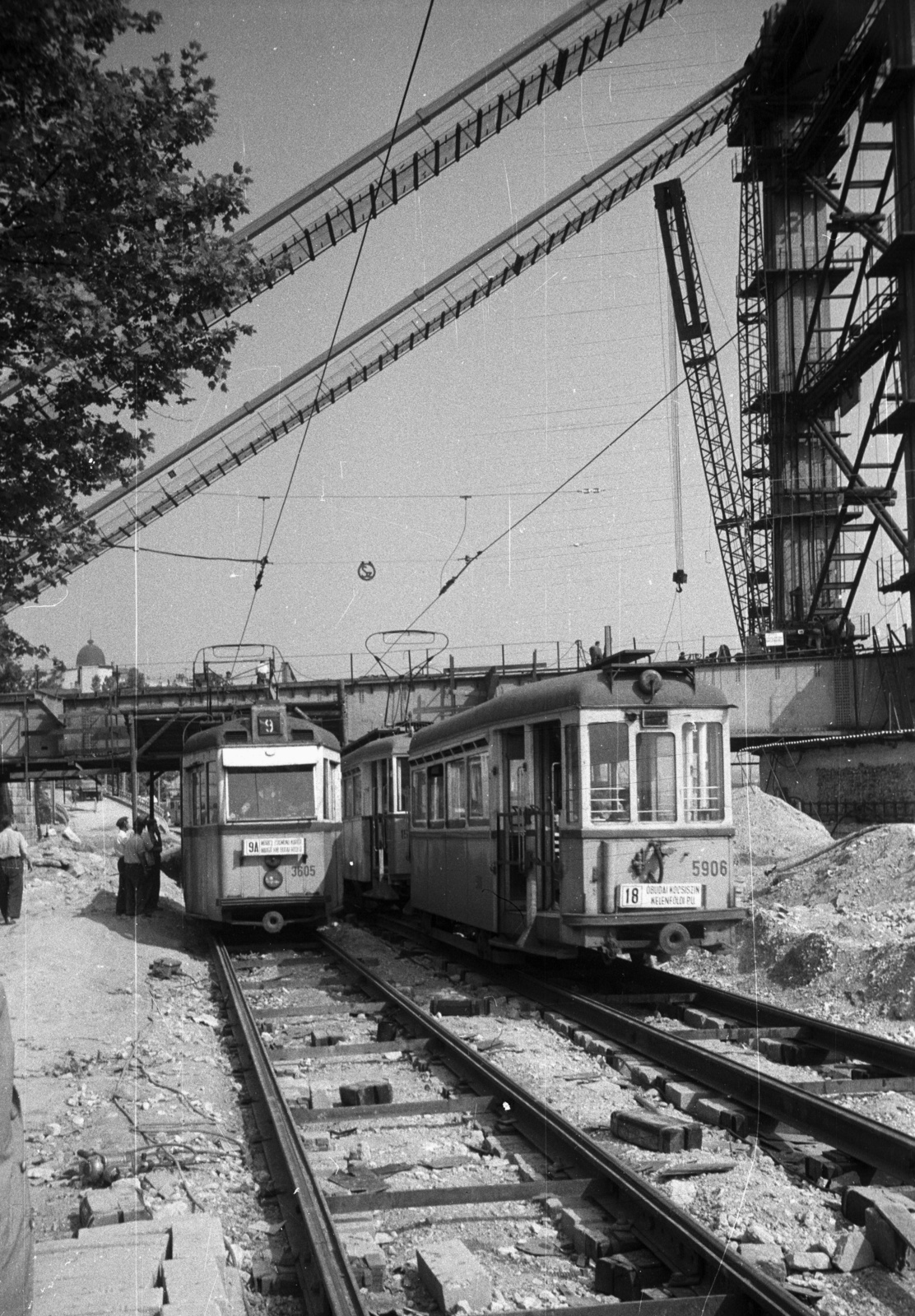 Magyarország, Budapest I., Szent Gellért rakpart, szemben az épülő Erzsébet híd hídfője., 1964, Nagy Gyula, daru, villamos, hídépítés, Ganz-márka, sínpálya, Ganz TM, Budapest, viszonylatszám, Fortepan #50612