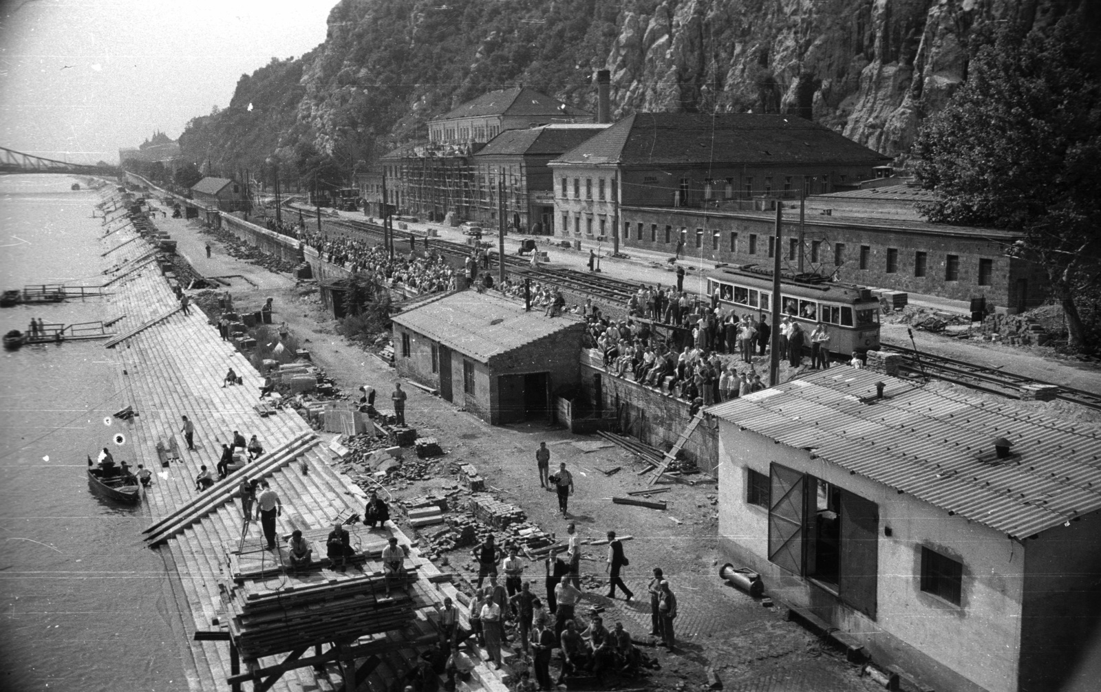 Hungary, Budapest I., az Erzsébet híd utolsó pályaegységének beemelését figyelők a Rudas fürdő előtt., 1964, Nagy Gyula, construction, Budapest, Danube's shore, Fortepan #50617