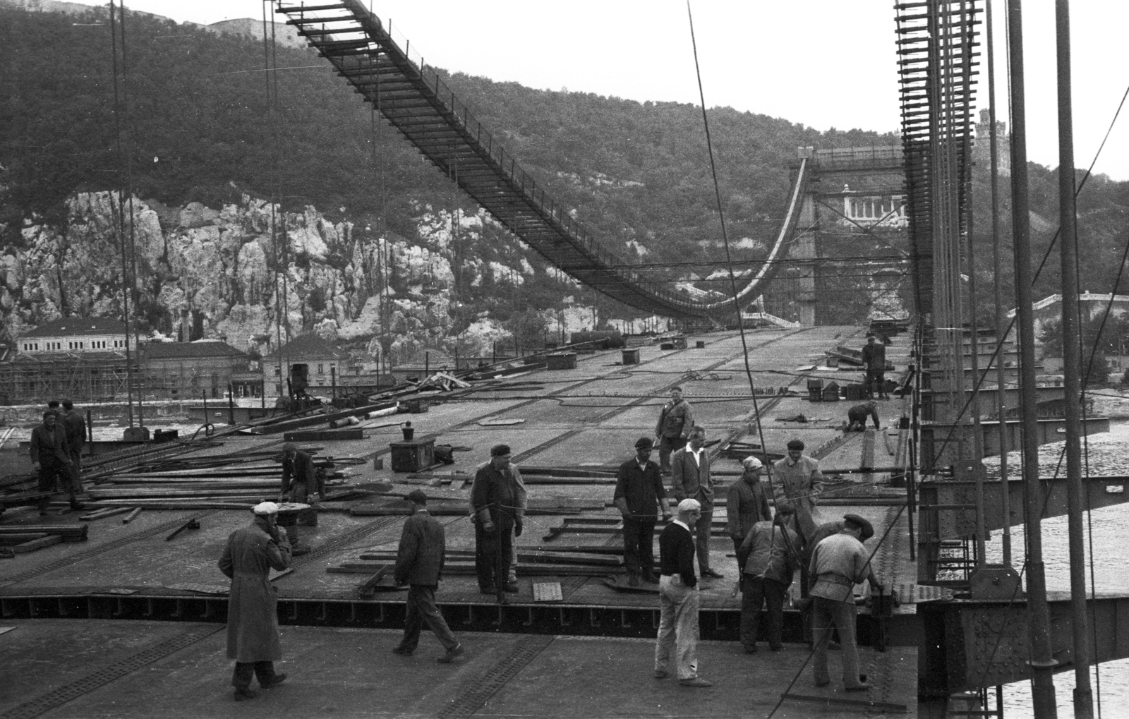 Hungary, Budapest, az Erzsébet híd építése, az utolsó előtti pályaegység beemelése., 1964, Nagy Gyula, bridge building, Duna-bridge, Fortepan #50618