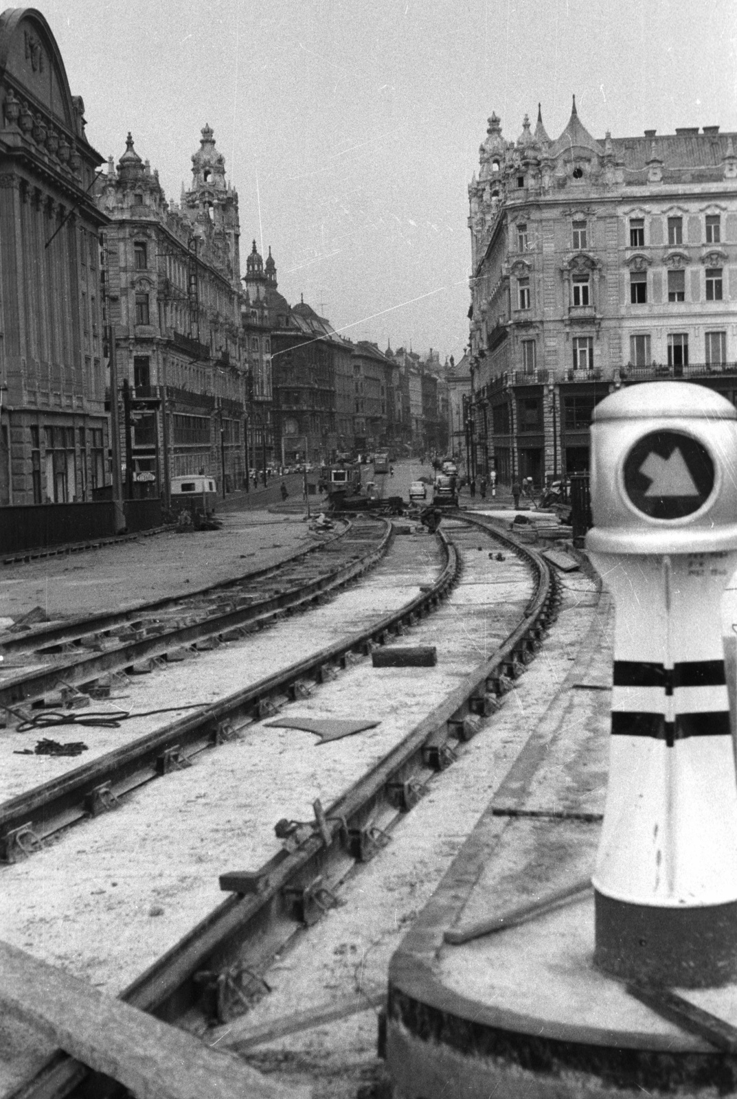 Magyarország, Budapest V., Március 15. tér, szemben a Szabad sajtó út, az Ezsébet hídi villamosmegállóból nézve., 1964, Nagy Gyula, utcakép, villamos, csibilámpa, útépítés, Budapest, Fortepan #50619