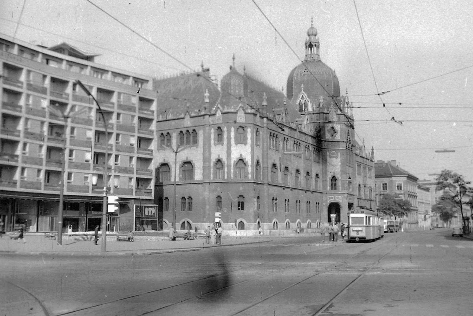 Hungary, Budapest IX., Nagykörút és az Üllői út kereszteződése, balra a Lottóház, szemben a Hőgyes Endre utca és a Kinizsi utca között az Iparművészeti Múzeum., 1962, Fortepan, bus, Hungarian brand, street view, genre painting, architecture, tram, Secession, museum, Ödön Lechner-design, Ganz-brand, Stuka tramway, Budapest, Art Nouveau architecture, Gyula Pártos-design, Fortepan #5063