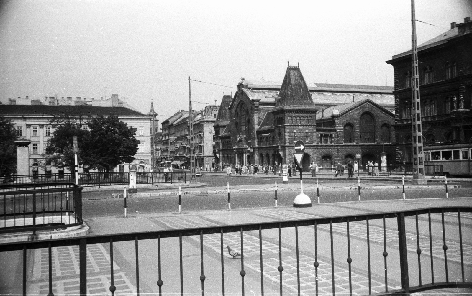 Hungary, Budapest V.,Budapest IX., Fővám (Dimitrov) tér, szemben a Vámház (Tolbuhin) körút és a Központi Vásárcsarnok., 1964, Nagy Gyula, market hall, Budapest, Samu Pecz-design, Fortepan #50630