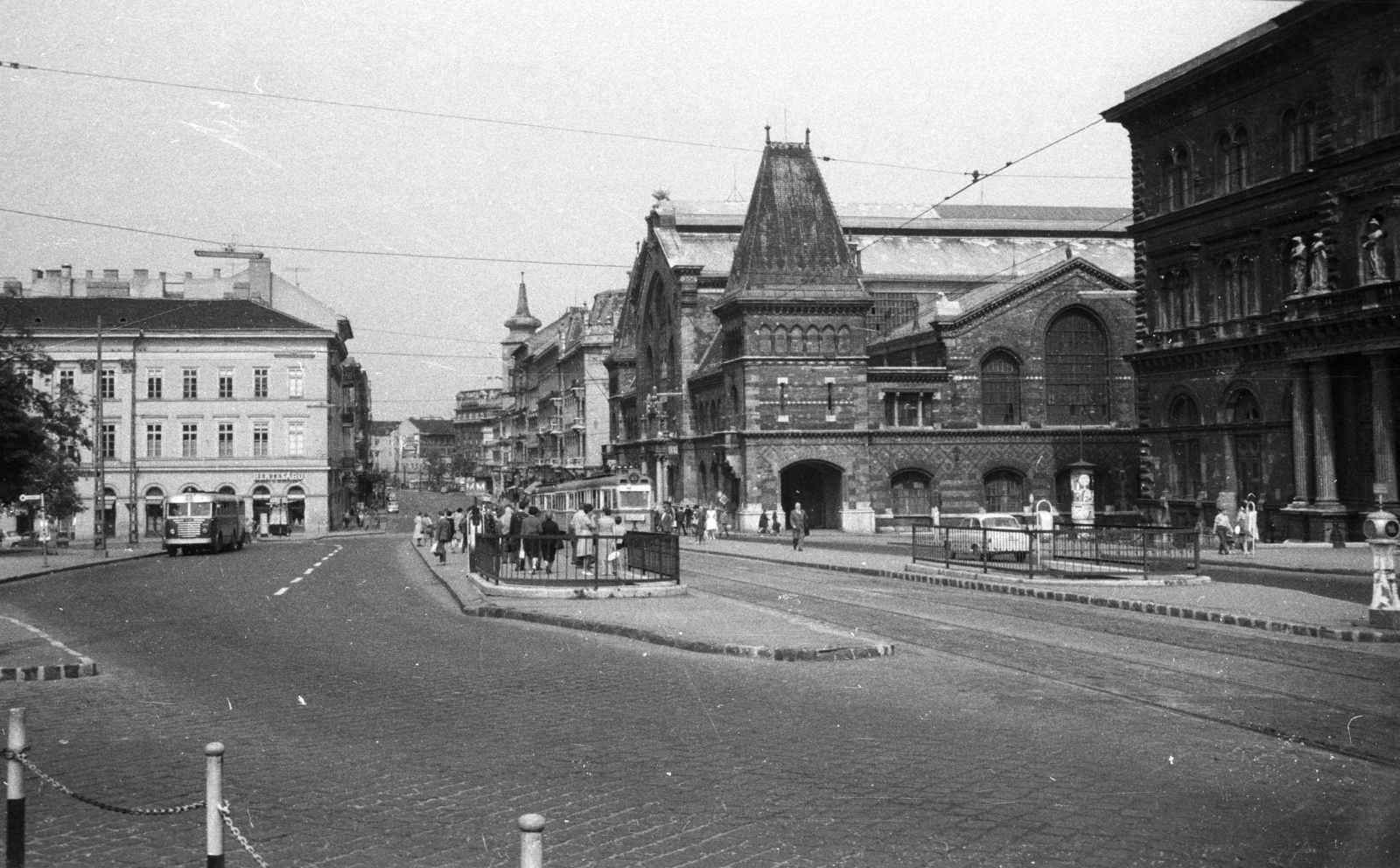 Hungary, Budapest V.,Budapest IX., Fővám (Dimitrov) tér, szemben a Vámház (Tolbuhin) körút és a Központi Vásárcsarnok., 1964, Nagy Gyula, bus, Hungarian brand, Ikarus-brand, tram, tram stop, Ganz-brand, market hall, Budapest, Samu Pecz-design, Fortepan #50631