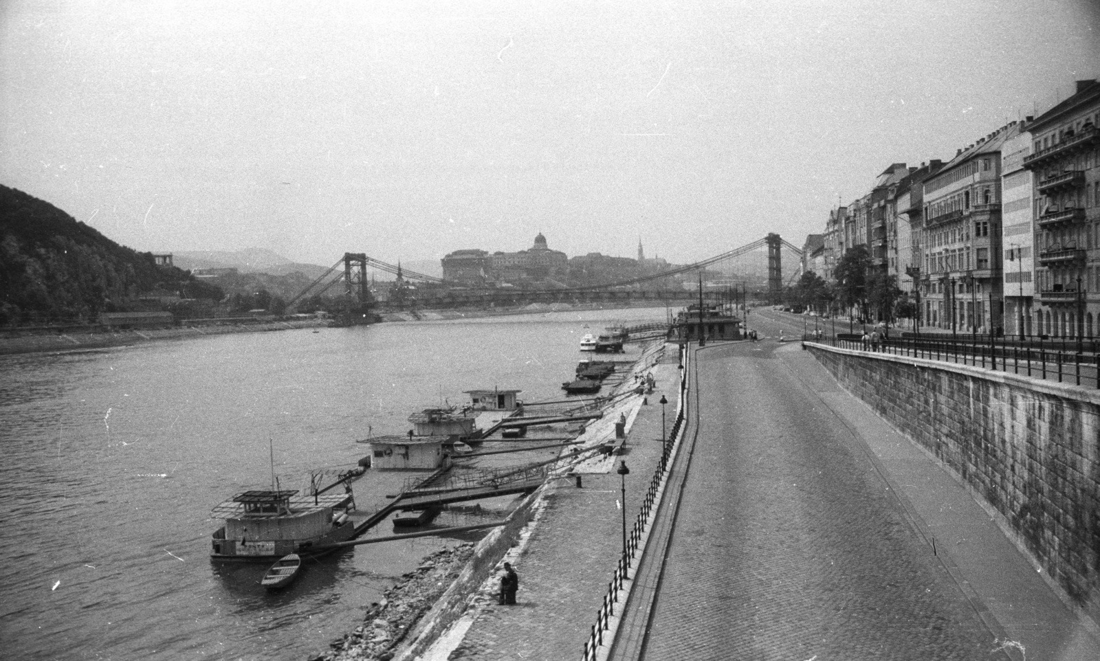 Hungary, Budapest V., a Belgrád rakpart a Szabadság híd pesti hídfőjétől az épülő Erzsébet híd felé nézve., 1964, Nagy Gyula, bridge building, Danube, Budapest, suspension bridge, Duna-bridge, Pál Sávoly-design, Fortepan #50632