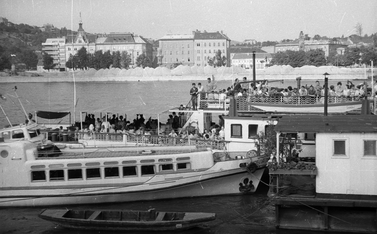 Magyarország, Budapest V., Vigadó téri hajóállomás, szemben a túlparton a Várkert (Groza Péter) rakpart házai., 1964, Nagy Gyula, hajó, csónak, hajóállomás, vízibusz, Budapest, Fortepan #50645