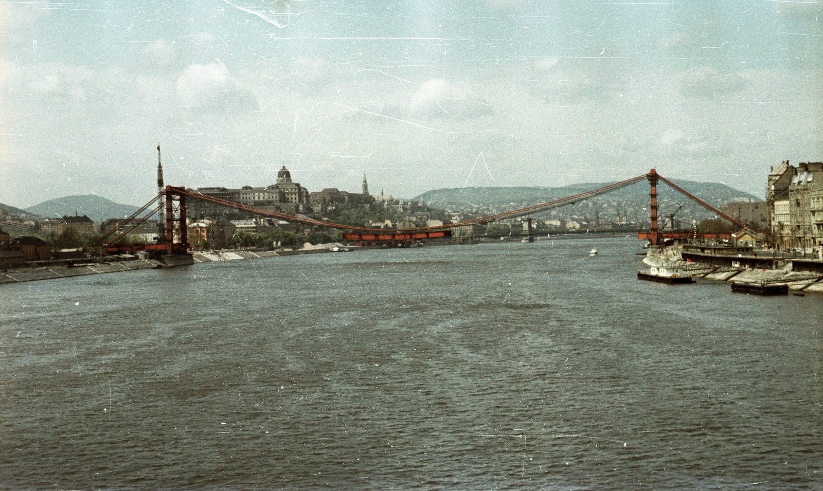 Hungary, Budapest, az épülő Erzsébet híd a Szabadság hídról nézve. Háttérben a budai Vár., 1964, Nagy Gyula, colorful, bridge building, Danube, suspension bridge, Duna-bridge, Pál Sávoly-design, Fortepan #50647