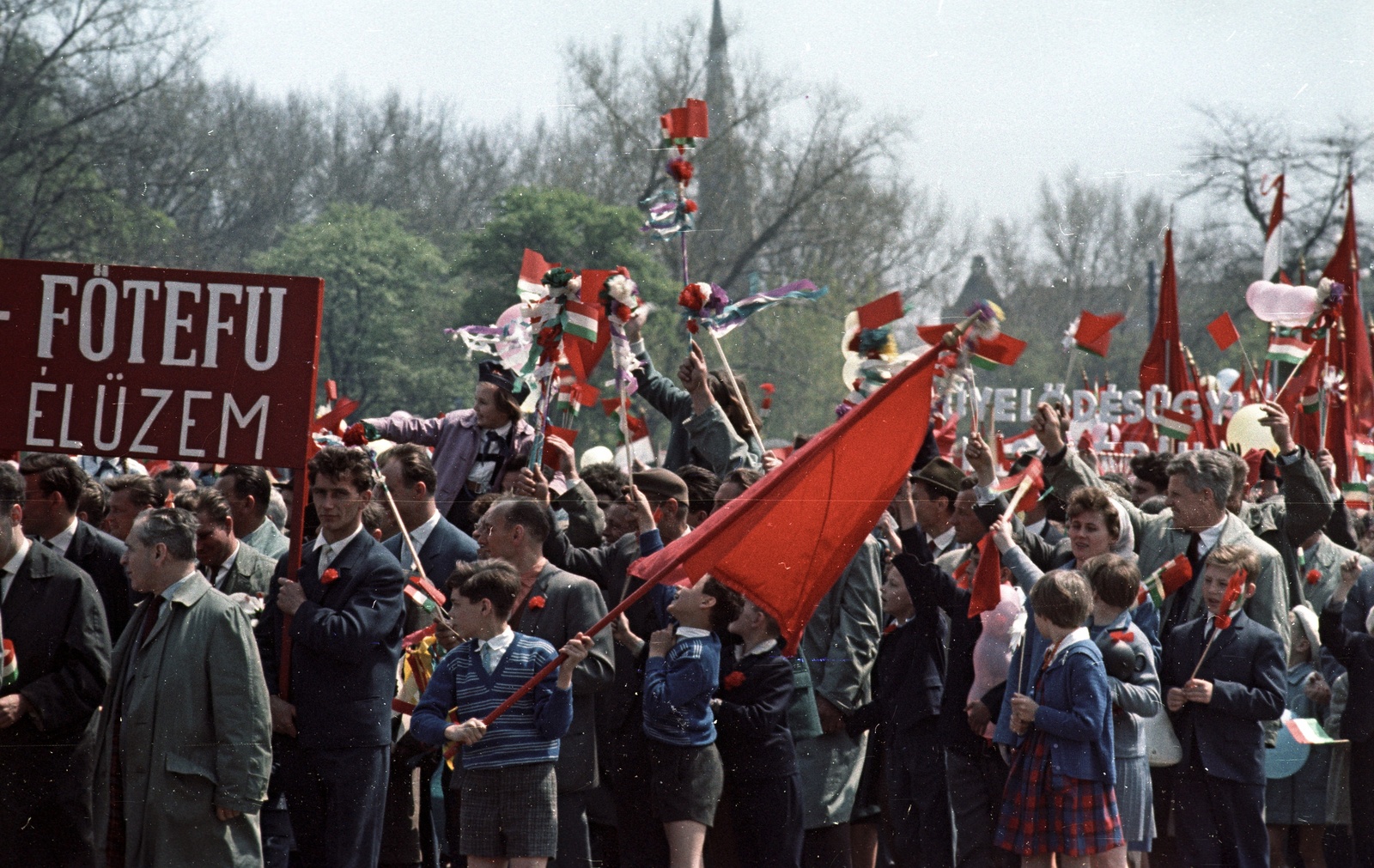 Hungary, Budapest XIV., Ötvenhatosok tere (Felvonulási tér), május 1-i felvonulás., 1964, Nagy Gyula, colorful, flag, political decoration, march, baloon, 1st of May parade, Budapest, Fortepan #50656