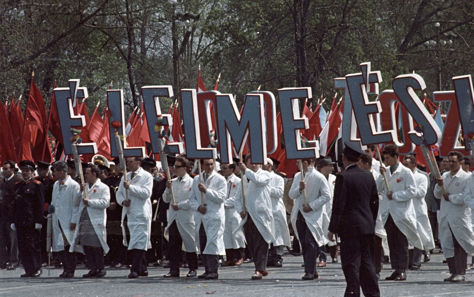 Magyarország, Budapest XIV., Ötvenhatosok tere (Felvonulási tér), május 1-i felvonulás., 1964, Nagy Gyula, színes, zászló, politikai dekoráció, felvonulás, május 1, Budapest, Fortepan #50658