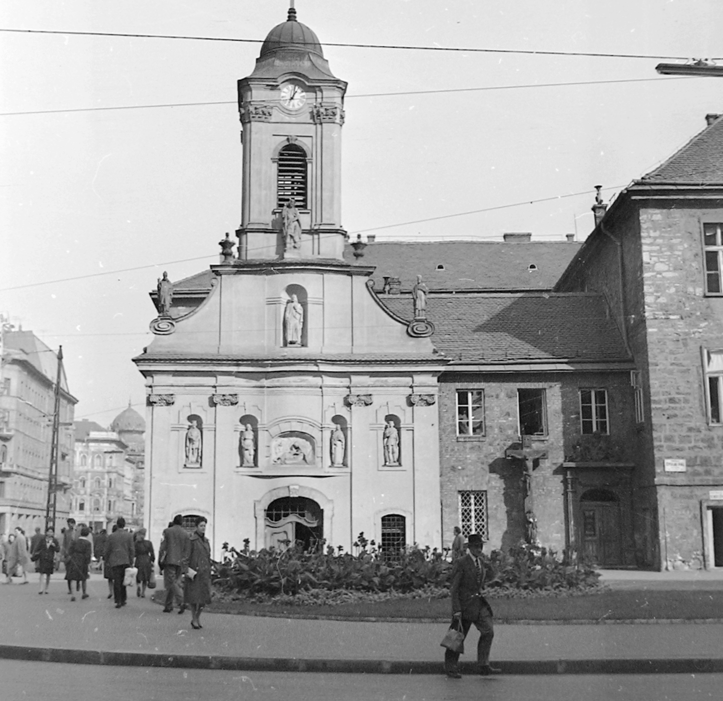 Hungary, Budapest VIII., Gyulai Pál utca, Szent Rókus-kápolna., 1960, Fortepan, church, pedestrian, street view, genre painting, chapel, cross, Budapest, Fortepan #5066